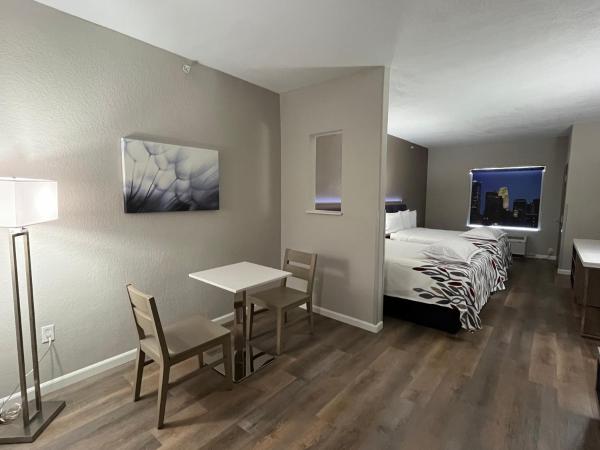Red Roof PLUS San Antonio Northeast : photo 1 de la chambre premium room with two queen beds smoke free