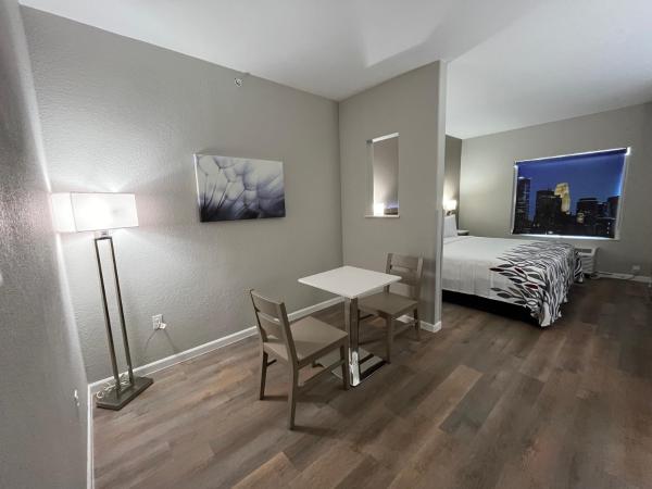 Red Roof PLUS San Antonio Northeast : photo 3 de la chambre chambre lit king-size supérieure - non-fumeurs