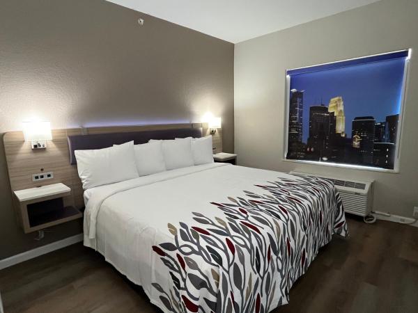 Red Roof PLUS San Antonio Northeast : photo 4 de la chambre chambre lit king-size deluxe - accessible aux personnes à mobilité réduite - non-fumeurs