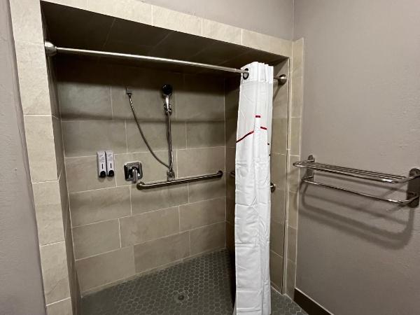 Red Roof PLUS San Antonio Northeast : photo 4 de la chambre deluxe room with two queen beds disability access roll-in shower smoke free