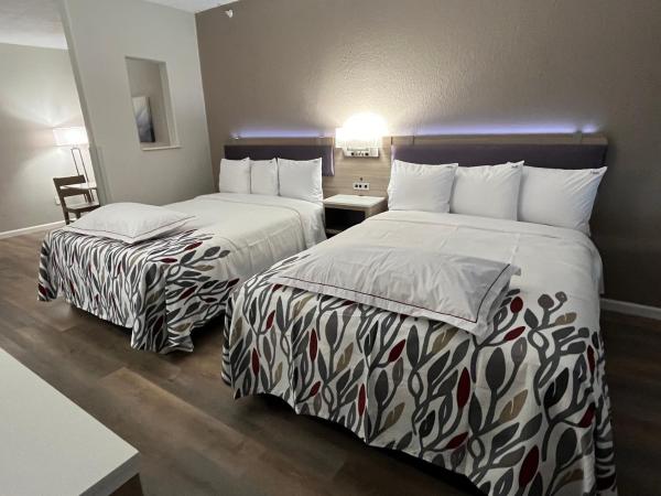 Red Roof PLUS San Antonio Northeast : photo 4 de la chambre premium room with two queen beds smoke free