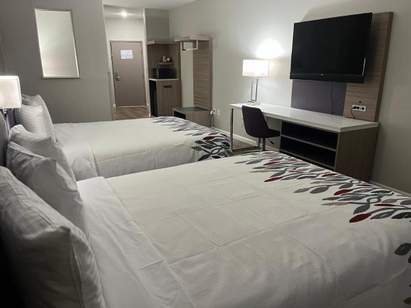 Red Roof PLUS San Antonio Northeast : photo 1 de la chambre deluxe room with two queen beds disability access roll-in shower smoke free