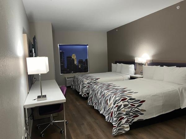 Red Roof PLUS San Antonio Northeast : photo 5 de la chambre deluxe room with two queen beds disability access roll-in shower smoke free