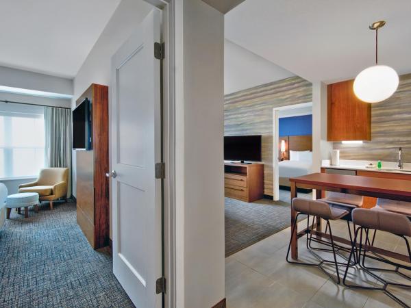 Residence Inn by Marriott Orlando at FLAMINGO CROSSINGS Town Center : photo 1 de la chambre suite avec chambre lit king-size et chambre 2 lits queen-size