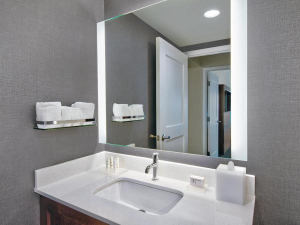 Residence Inn by Marriott Orlando at FLAMINGO CROSSINGS Town Center : photo 2 de la chambre suite avec chambre lit king-size et chambre 2 lits queen-size