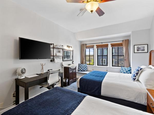 College Inn Hotel : photo 3 de la chambre standard double room - one queen bed & one twin bed, shared bathroom
