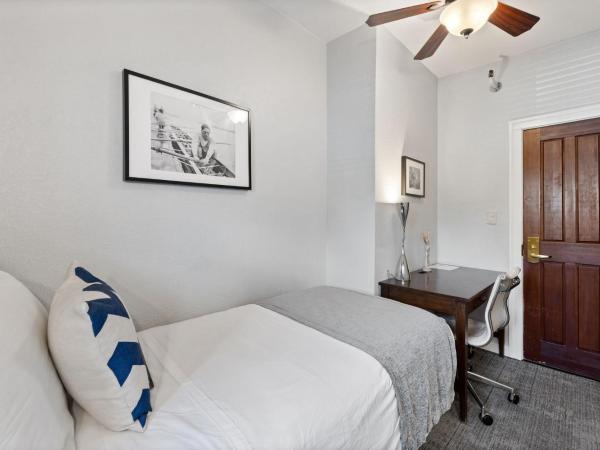 College Inn Hotel : photo 2 de la chambre small room - one twin bed, shared bathroom