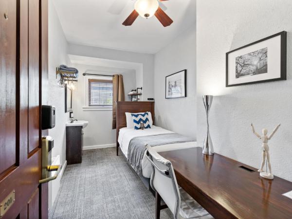 College Inn Hotel : photo 1 de la chambre small room - one twin bed, shared bathroom