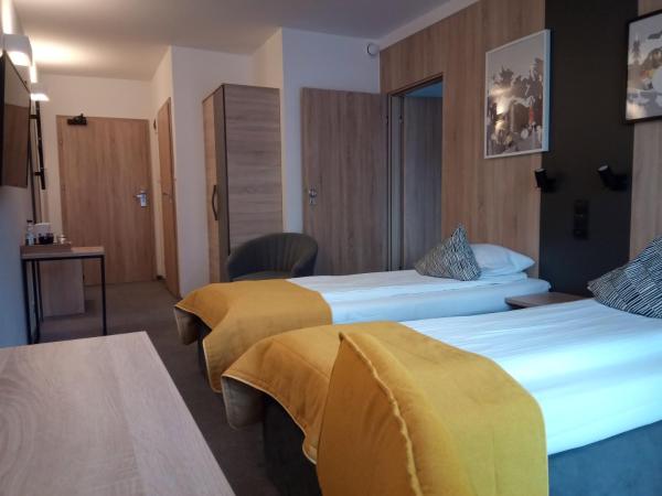 Stacja 605 : photo 2 de la chambre chambre familiale avec balcon