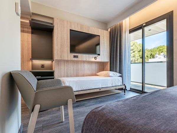 Astari : photo 3 de la chambre chambre double avec balcon (2 adultes + 1 enfant)