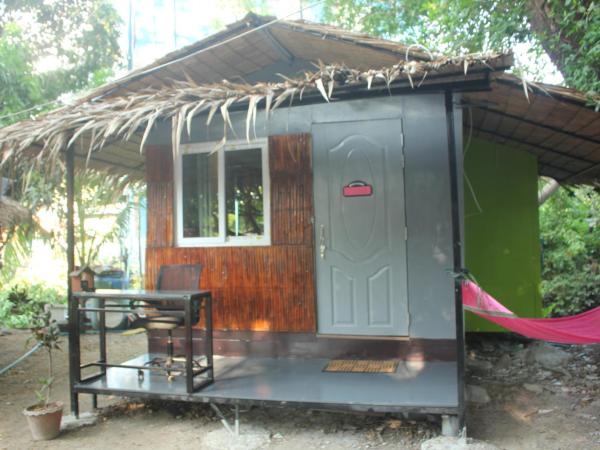 Do Dee Cafe Bangkok Hostel : photo 8 de la chambre chambre lit queen-size - vue sur jardin