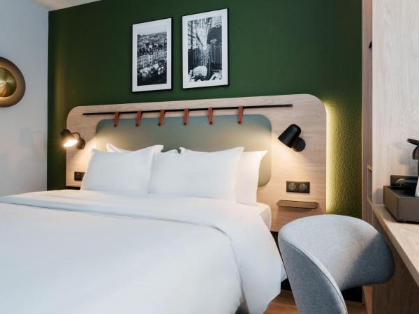 Campanile Prime Paris 19 - La Villette : photo 6 de la chambre chambre supérieure - lit queen-size