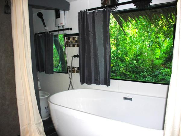 Do Dee Cafe Bangkok Hostel : photo 7 de la chambre chambre lit queen-size - vue sur jardin