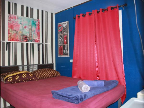 Do Dee Cafe Bangkok Hostel : photo 4 de la chambre chambre lit queen-size - vue sur jardin