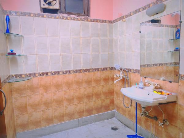 Gurmehar's Residence : photo 3 de la chambre chambre double avec salle de bains privative