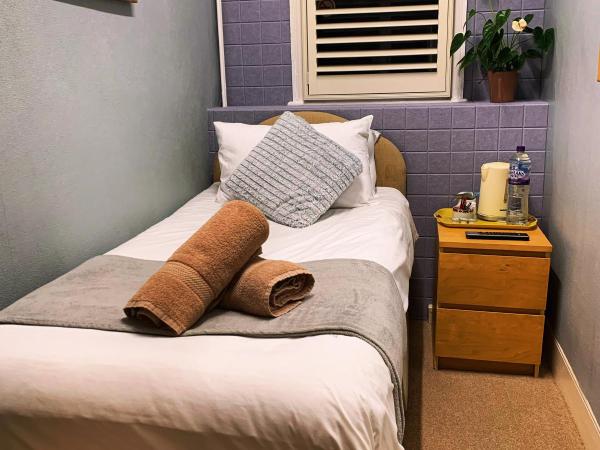 Relax Inn Guest House : photo 3 de la chambre chambre simple avec salle de bains extérieure privative