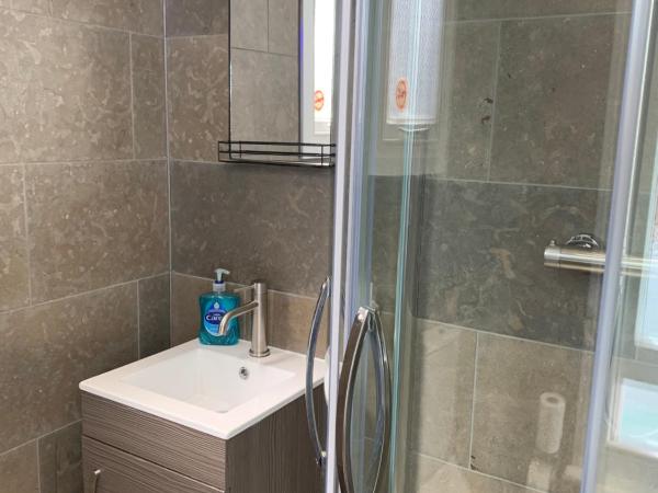 Relax Inn Guest House : photo 4 de la chambre chambre simple avec salle de bains extérieure privative