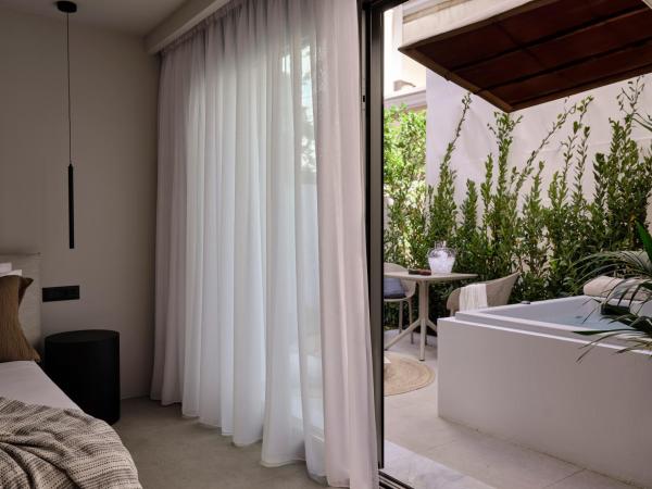 Bond Smart Living Suites : photo 10 de la chambre suite deluxe avec baignoire spa