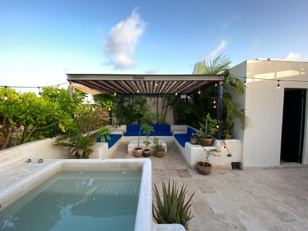 Penthouse retreat in Tulum with private rooftop: Casa Paramar PH with 2BR 3BTH, rooftop Oasis, and plunge pool Paradise : photo 1 de la chambre appartement deluxe