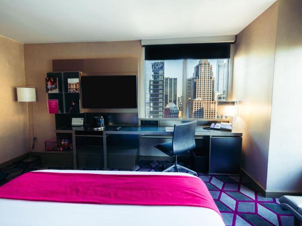 W New York - Times Square : photo 1 de la chambre chambre lit king-size cool d'angle - vue sur times square
