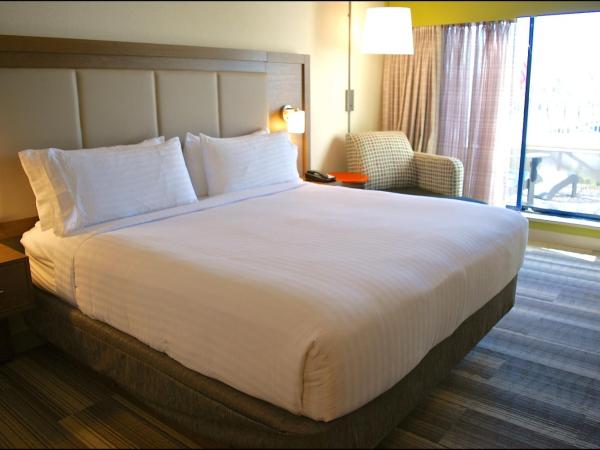 Holiday Inn Express Vancouver Airport-Richmond, an IHG Hotel : photo 2 de la chambre chambre lit king-size avec balcon