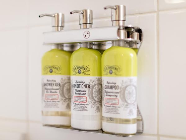 Holiday Inn Express & Suites Riverport Richmond, an IHG Hotel : photo 5 de la chambre suite lit king-size avec canapé-lit