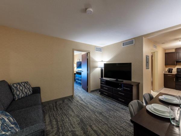 Holiday Inn Express & Suites Riverport Richmond, an IHG Hotel : photo 4 de la chambre one-bedroom suite with dining area