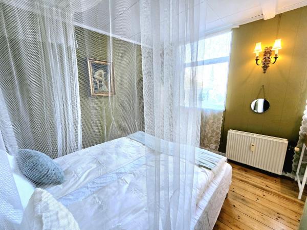 Guesthouse 'Blue House' in vintage villa&garden : photo 2 de la chambre chambre double avec salle de bains privative