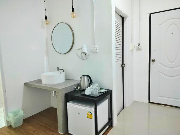 Cicada Hotel Kanchanaburi : photo 5 de la chambre chambre familiale