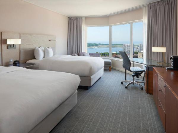 InterContinental Toronto Centre, an IHG Hotel : photo 4 de la chambre hébergement premium avec 2 lits queen-size - vue sur lac ontario