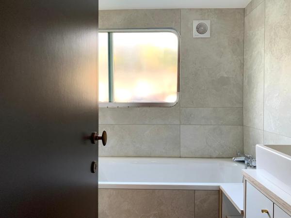 Péniche Anna Maria 4 : photo 6 de la chambre chambre double avec salle de bains privative extérieure