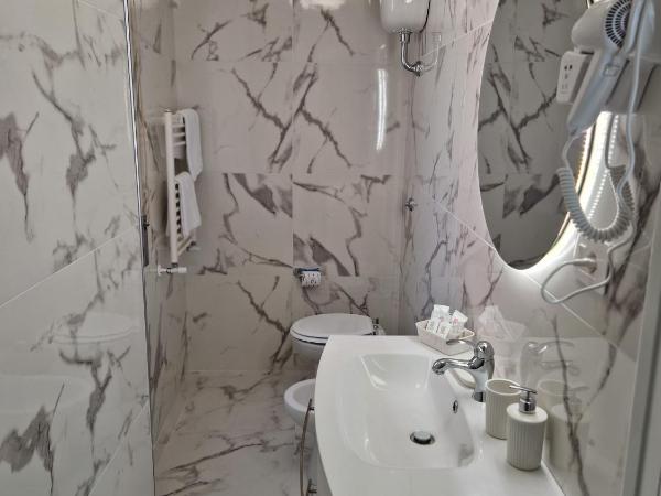 VILLA ESMERALDA : photo 6 de la chambre chambre quadruple - vue sur mer