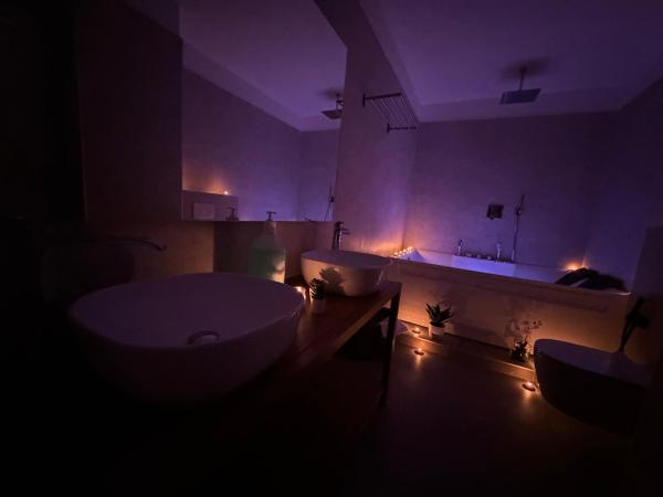 MEG Glamour Suite : photo 10 de la chambre chambre lit king-size avec baignoire spa