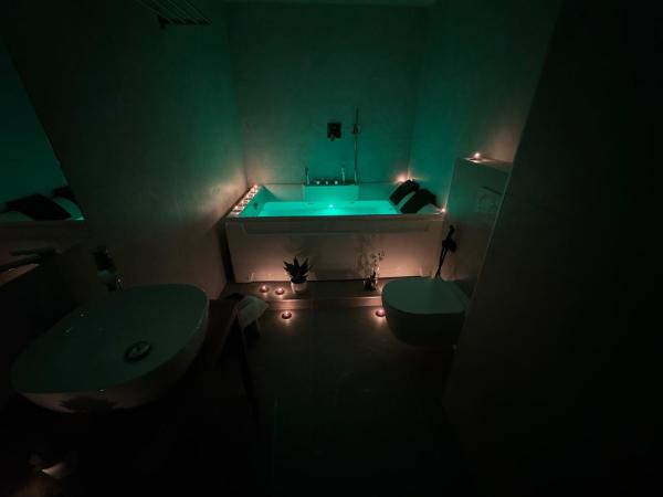 MEG Glamour Suite : photo 2 de la chambre chambre lit king-size avec baignoire spa