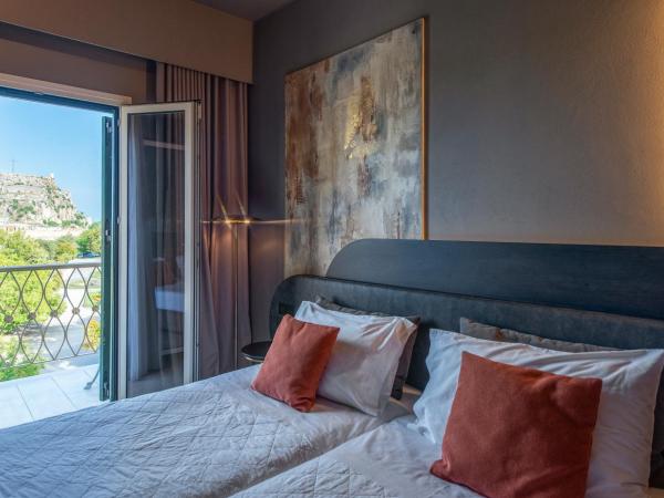 Arcadion Hotel : photo 9 de la chambre chambre lits jumeaux supérieure avec balcon - vue sur place liston