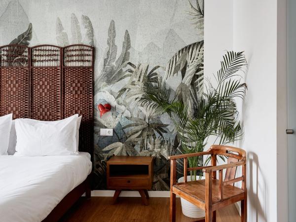 Casa Apollo Guesthouse : photo 4 de la chambre chambre lit queen-size - vue sur jardin