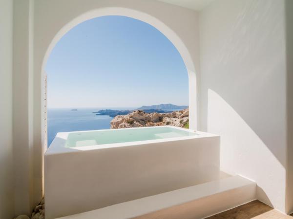 Apeiron Blue Santorini - Sustainable Adults Only 14 Plus : photo 3 de la chambre suite coucher de soleil avec bain à remous - vue sur caldeira