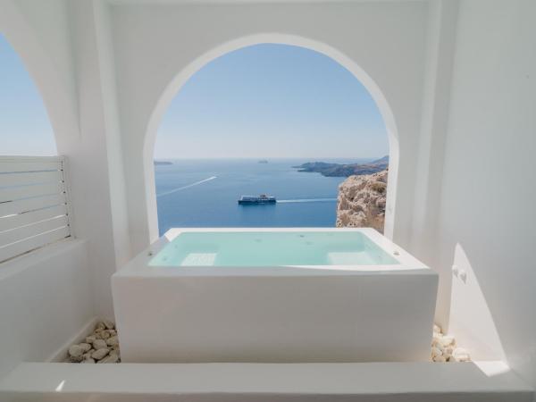 Apeiron Blue Santorini - Sustainable Adults Only 14 Plus : photo 1 de la chambre suite coucher de soleil avec bain à remous - vue sur caldeira