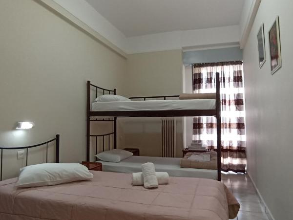 Elite Hotel : photo 1 de la chambre chambre quadruple avec salle de bains