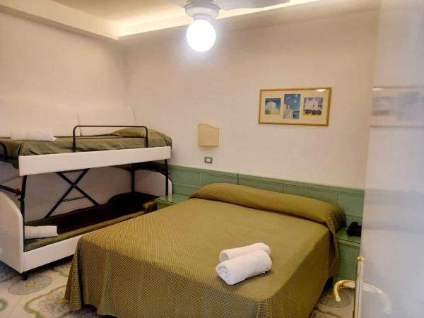 Hotel Parco Cartaromana : photo 1 de la chambre chambre quadruple Économique