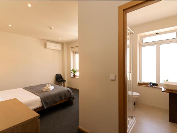 Peach Hostel & Suites : photo 5 de la chambre chambre double avec salle de bains privative