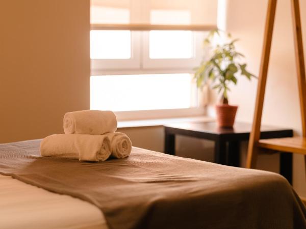 Peach Hostel & Suites : photo 8 de la chambre chambre double avec salle de bains privative