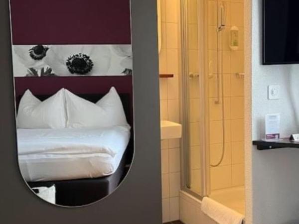 Hotel Hottingen : photo 2 de la chambre petite chambre double avec balcon