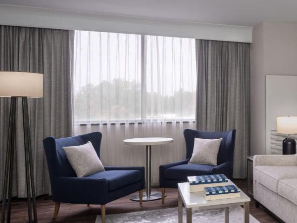 Delta Hotels by Marriott Jacksonville Deerwood : photo 2 de la chambre suite 1 chambre lit king-size avec canapé-lit
