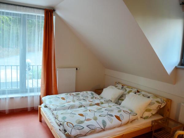 Mezi Stromy : photo 4 de la chambre chambre lit king-size - vue sur jardin