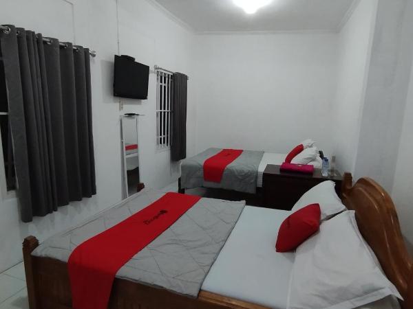 RedDoorz near Terminal Condong Catur : photo 5 de la chambre chambre familiale