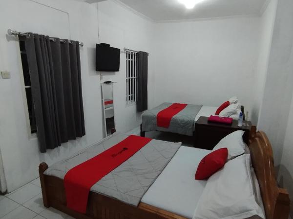 RedDoorz near Terminal Condong Catur : photo 6 de la chambre chambre familiale