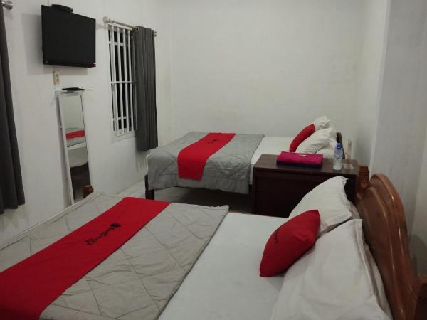RedDoorz near Terminal Condong Catur : photo 8 de la chambre chambre familiale