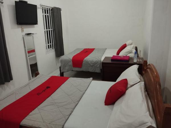 RedDoorz near Terminal Condong Catur : photo 4 de la chambre chambre familiale