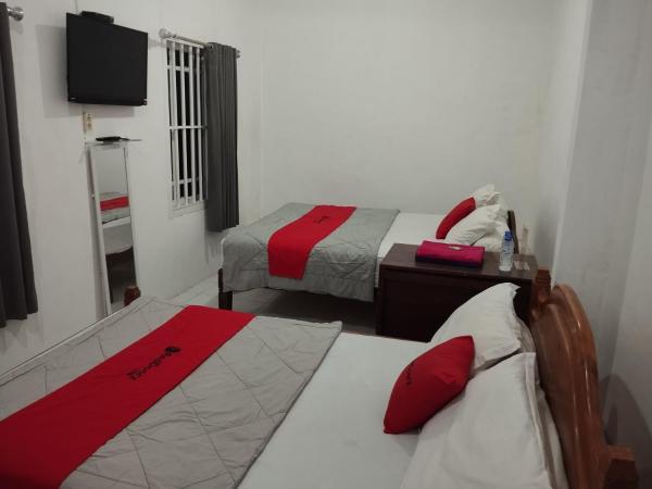 RedDoorz near Terminal Condong Catur : photo 3 de la chambre chambre familiale